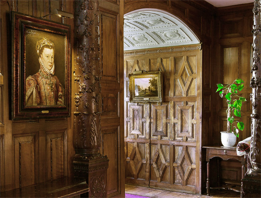 hever castle picture lights lit by hogarth lighting